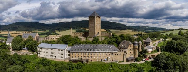 Blick auf die eindrucksvolle Jugendherberge Burg Lichtenberg in Thallichtenberg