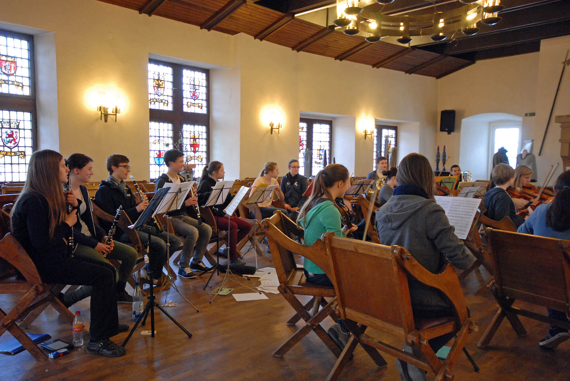 Eine Musikgruppe probt im historischen Saal der Jugendherberge Bacharach