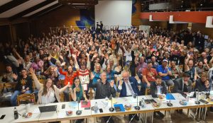 Großveranstaltung im Veranstaltungsraum der Jugendherberge Oberwesel. Das Publikum jubelt.