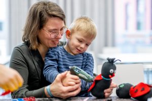 Mutter und Sohn basteln ein Marienkäfer in der Jugendherberge.