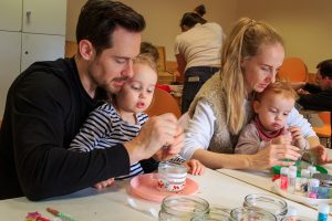 Eltern basteln mit ihren Kindern beim Programm Leuchtenden Kinderaugen.