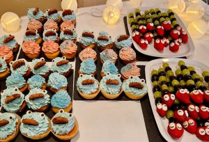 Süße Monster-Muffins und Obst-Spieße beim Büfett zum Familienprogramm Leuchtenden Kinderaugen.