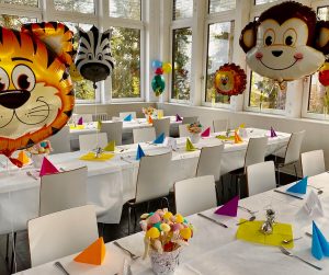 Restaurant der Jugendherberge Mayen mit Tier-Ballons fröhlich dekoriert.