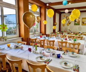 Restaurant der Jugendherberge Gerolstein mit Ballons dekoriert.