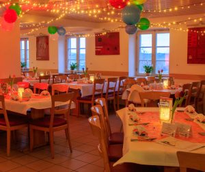Restaurant der Jugendherberge Thallichtenberg mit Lichtern und Ballons dekoriert.