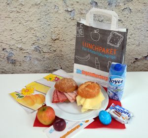 Leckeres Lunchpaket mit Brötchen, Wasser, Obst und Snack in der Jugendherberge.