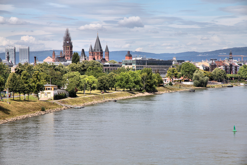Mainz Rhein Ansicht mit zahlreichen Sehenswürdigkeiten