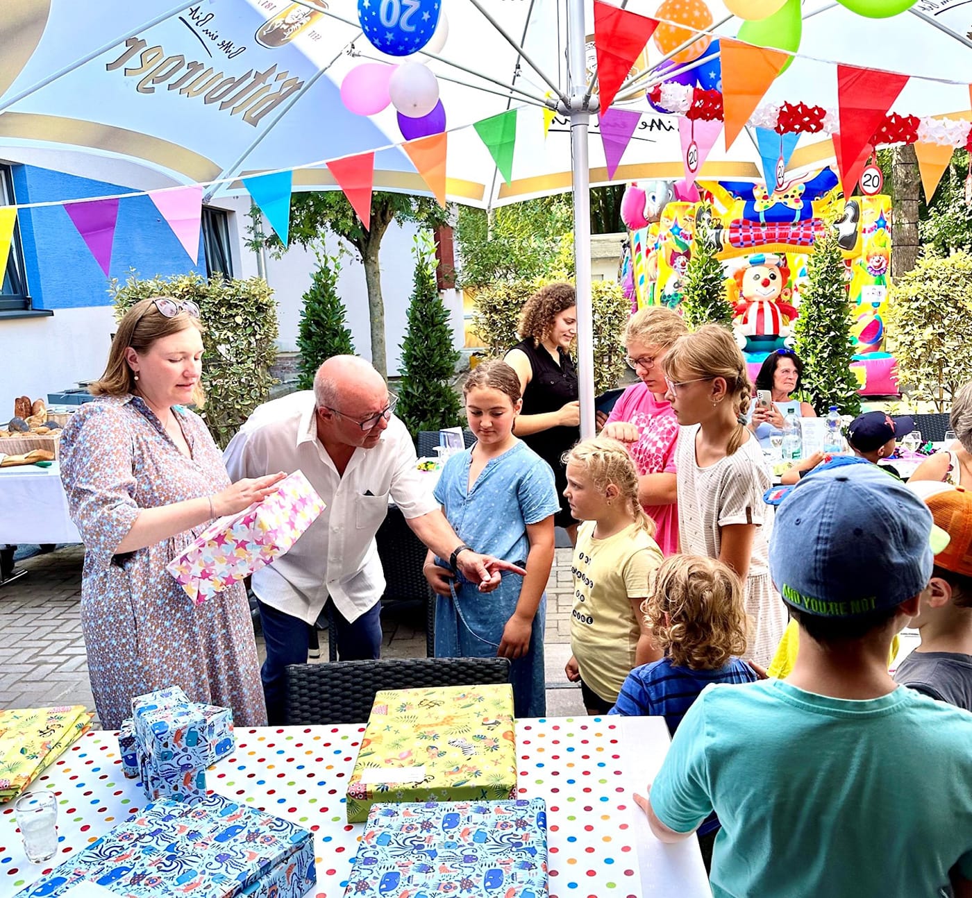 Ministerin Binz verteilt Geschenke an Kinder auf der Terrasse der Jugendherberge Mainz.