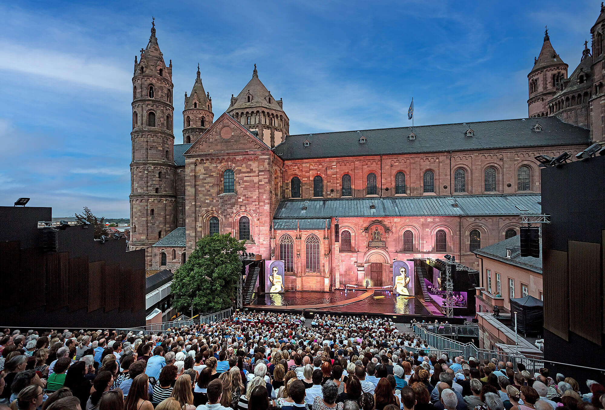 Nibelungen-Festspiele vor dem Dom in Worms