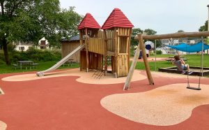 Großer Spielplatz mit Rutsche und Schaukel der Jugendherberge Ahrweiler.