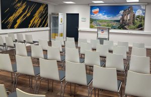 Tagungsraum mit Konzertbestuhlung und Rednerpult