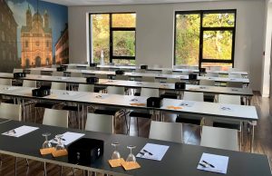 Tagungsraum mit Bestuhlung in Plenar-Form