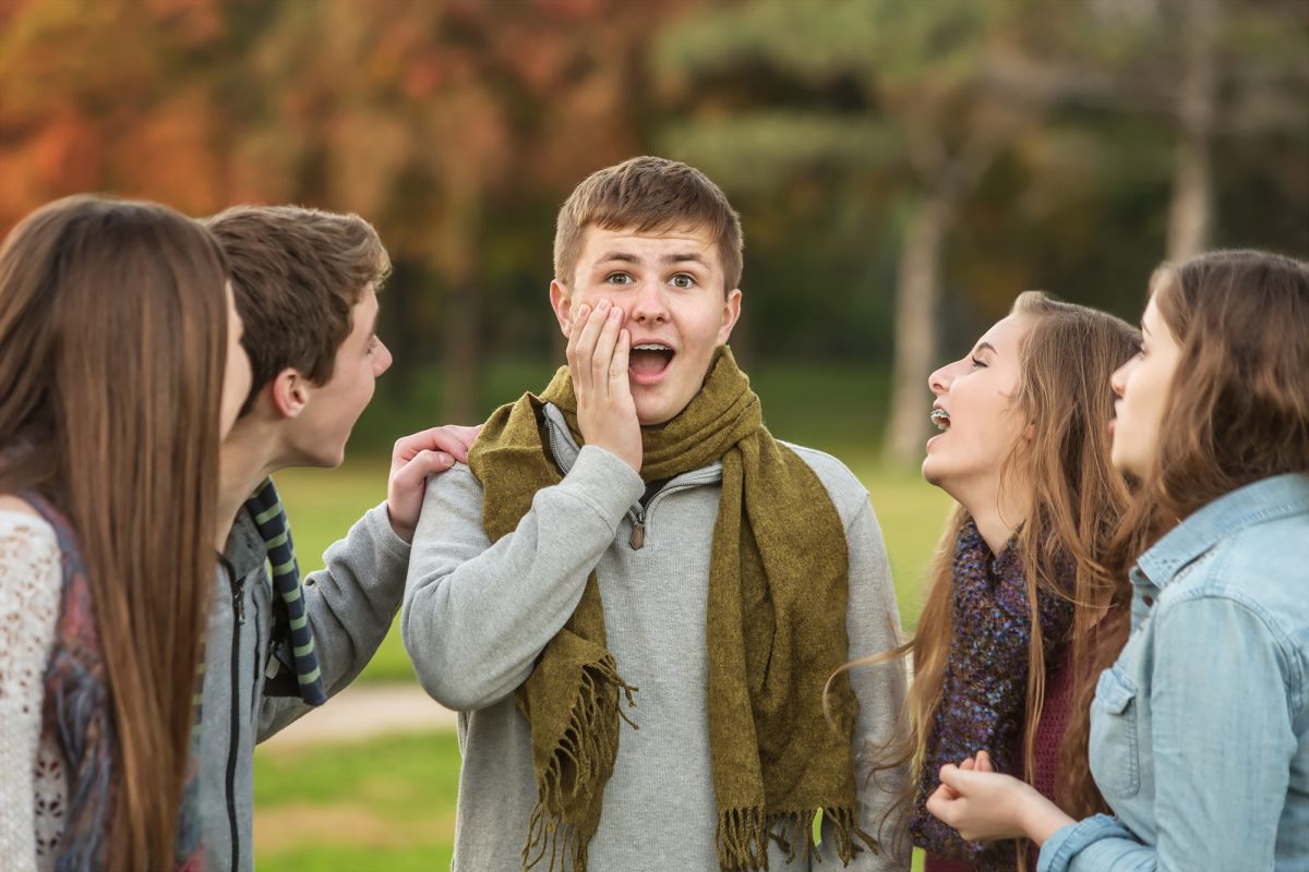 Schülerinnen und Schüler spielen gemeinsam Theater auf Klassenfahrt.