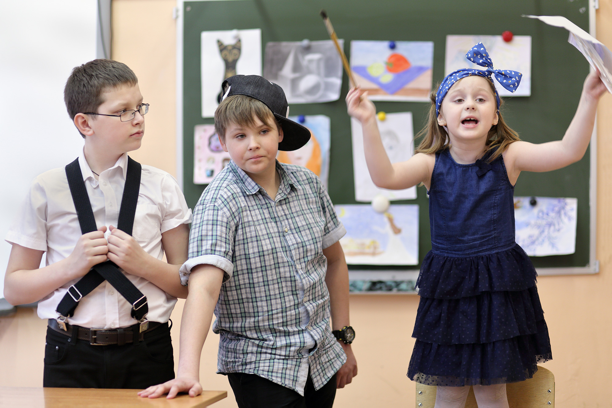 Schülerinnen und Schüler spielen Theater
