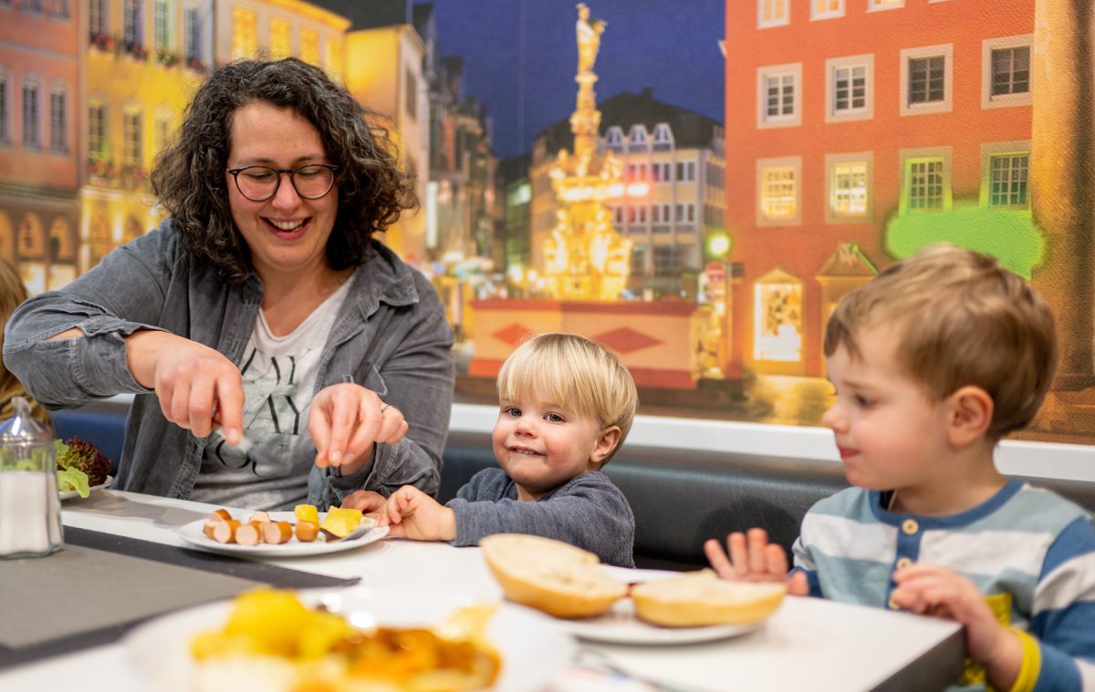 Eine Familie genießt das Verpflegungsangebot der Jugendherberge Trier