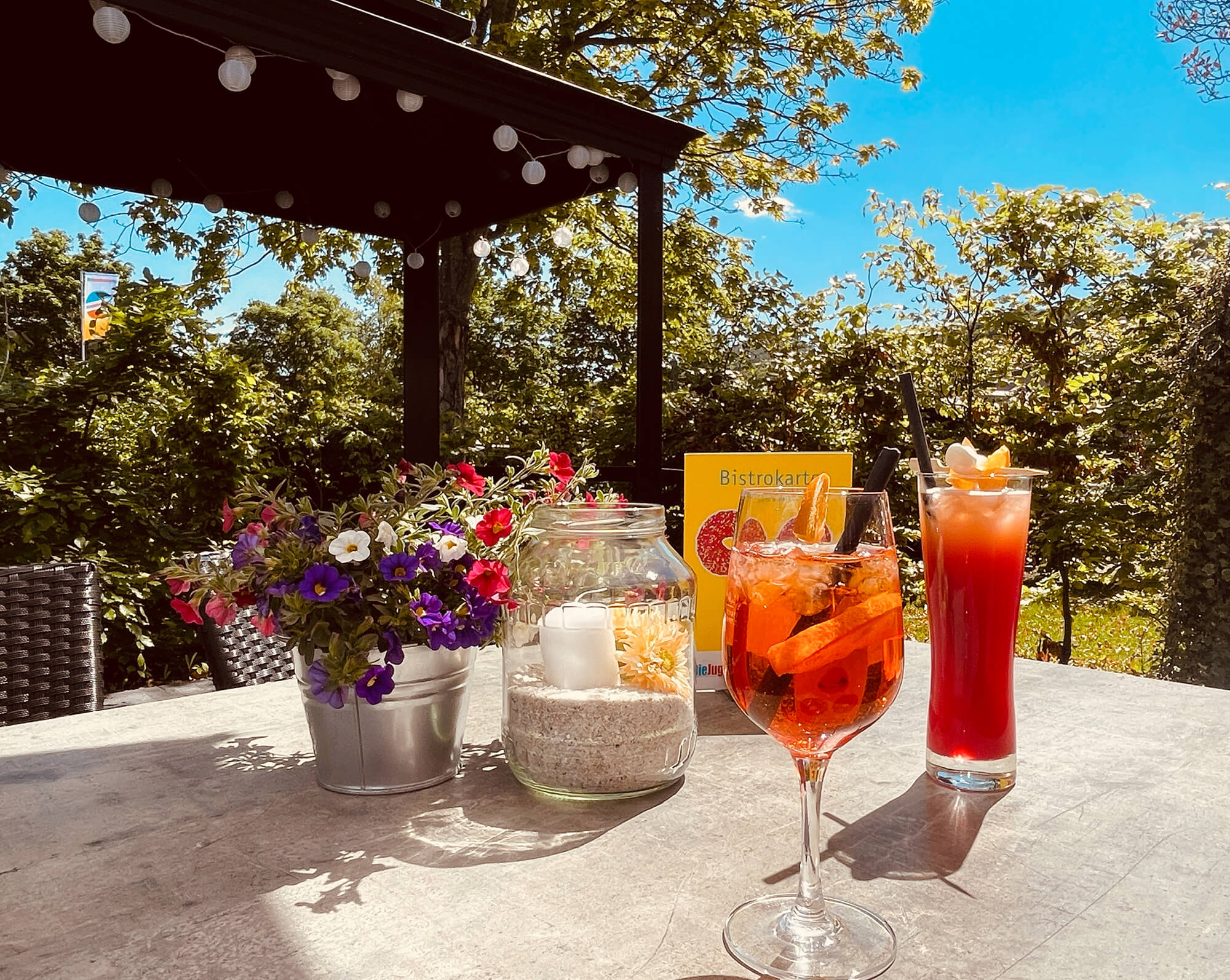 Leckere Cocktails genießen auf der sommerlichen Terrasse der Jugendherberge Ahrweiler