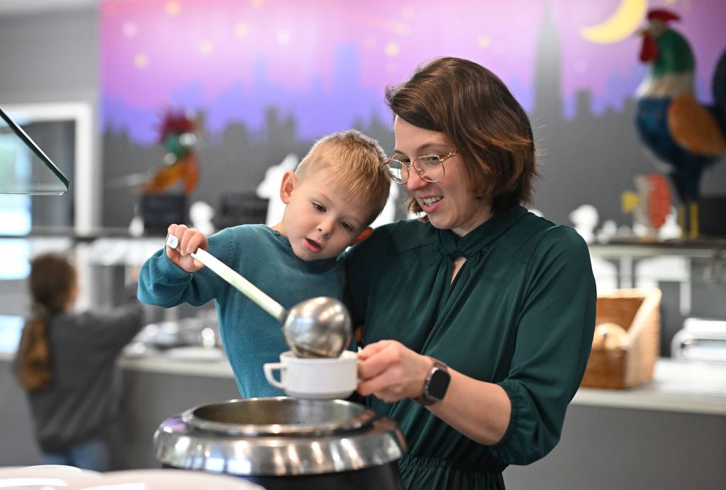 Mutter und Sohn nehmen sich Suppe in der Jugendherberge Trier