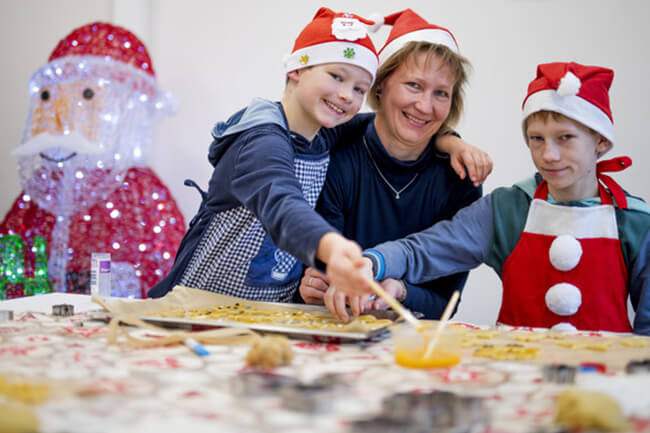 Kinder beim Plätzchen backen im Familien-Adventsprogramm