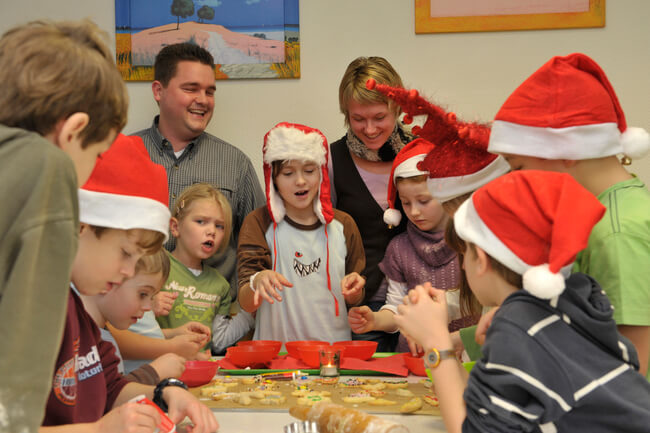 Kinder beim Plätzchen backen im Familien-Adventsprogramm