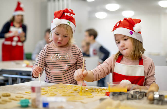 Kinder beim Plätzchen backen im Familien-Adventsprogramm
